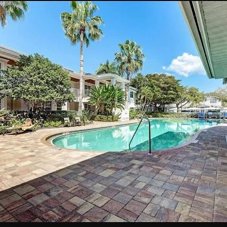 1 Bedroom , 1 Bath With Kitchen At Img Μπράντεντον Εξωτερικό φωτογραφία