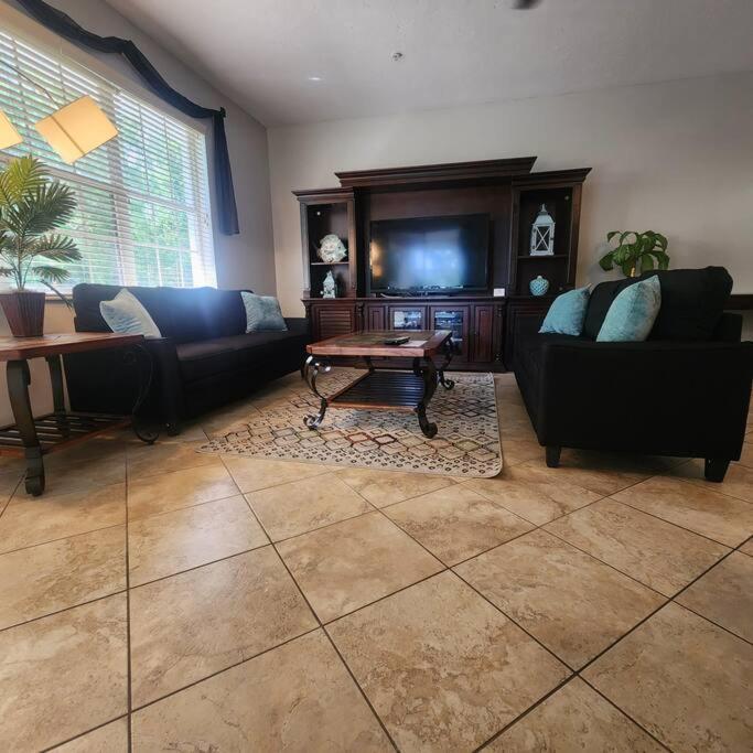 1 Bedroom , 1 Bath With Kitchen At Img Μπράντεντον Εξωτερικό φωτογραφία