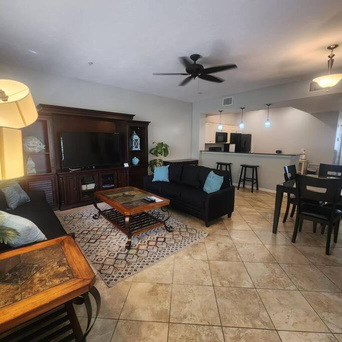 1 Bedroom , 1 Bath With Kitchen At Img Μπράντεντον Εξωτερικό φωτογραφία