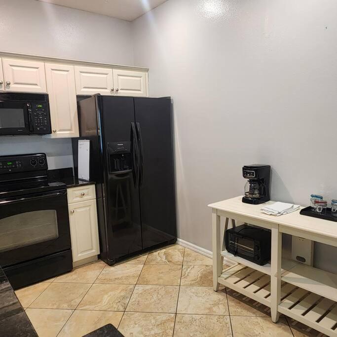 1 Bedroom , 1 Bath With Kitchen At Img Μπράντεντον Εξωτερικό φωτογραφία