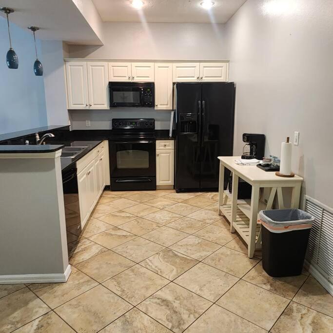 1 Bedroom , 1 Bath With Kitchen At Img Μπράντεντον Εξωτερικό φωτογραφία
