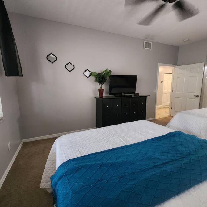 1 Bedroom , 1 Bath With Kitchen At Img Μπράντεντον Εξωτερικό φωτογραφία